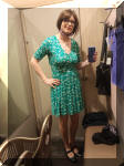 Mina im grünen Kleid in der Umkleidekabine